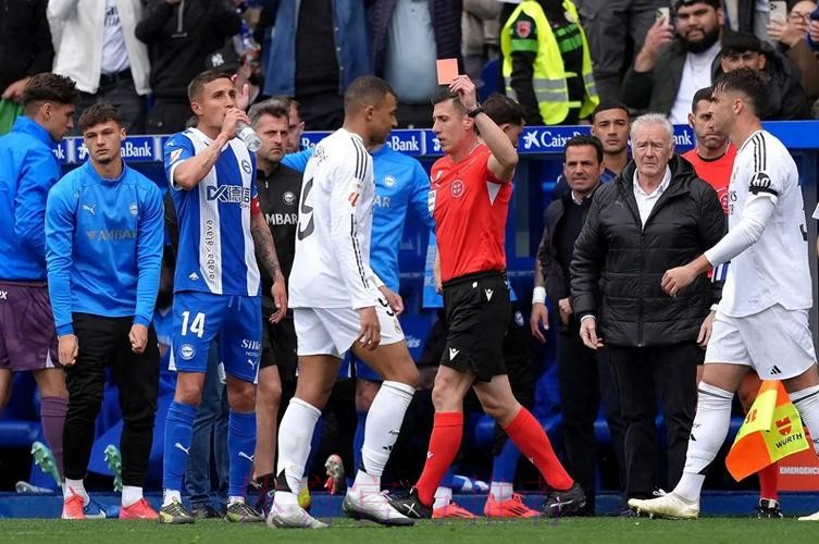 科贝：姆巴佩只会被停赛一场 犯规发生在争球权时